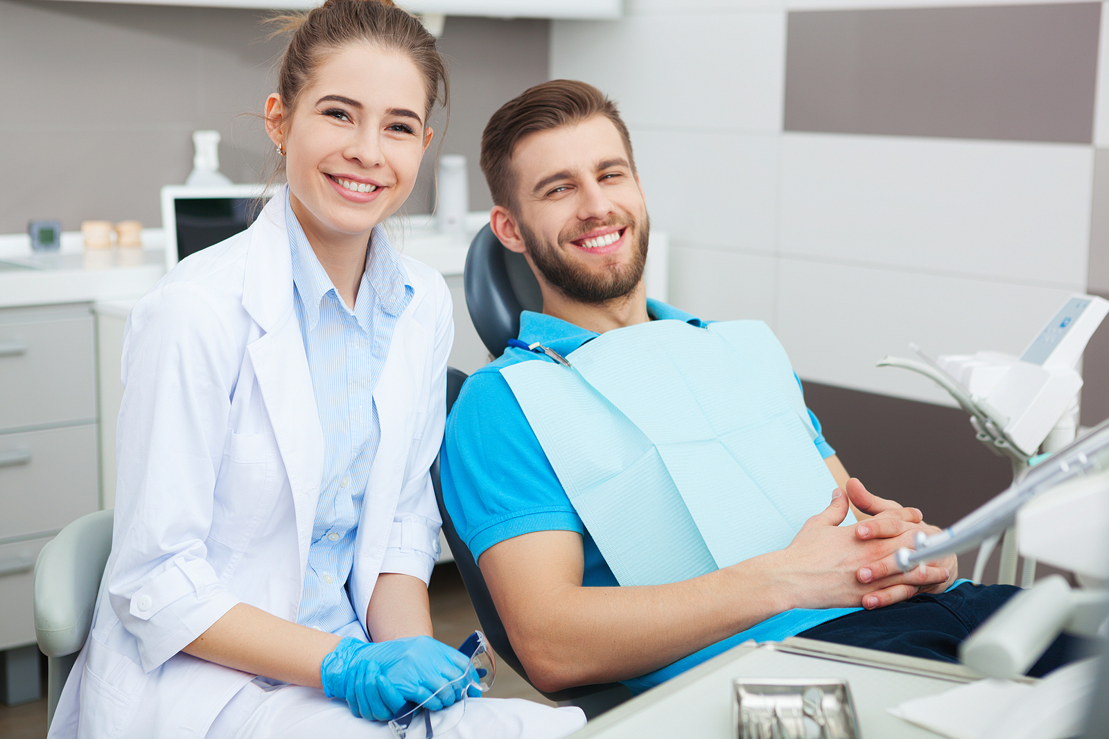The Benefits of Dental Implants Over Dentures and Bridges